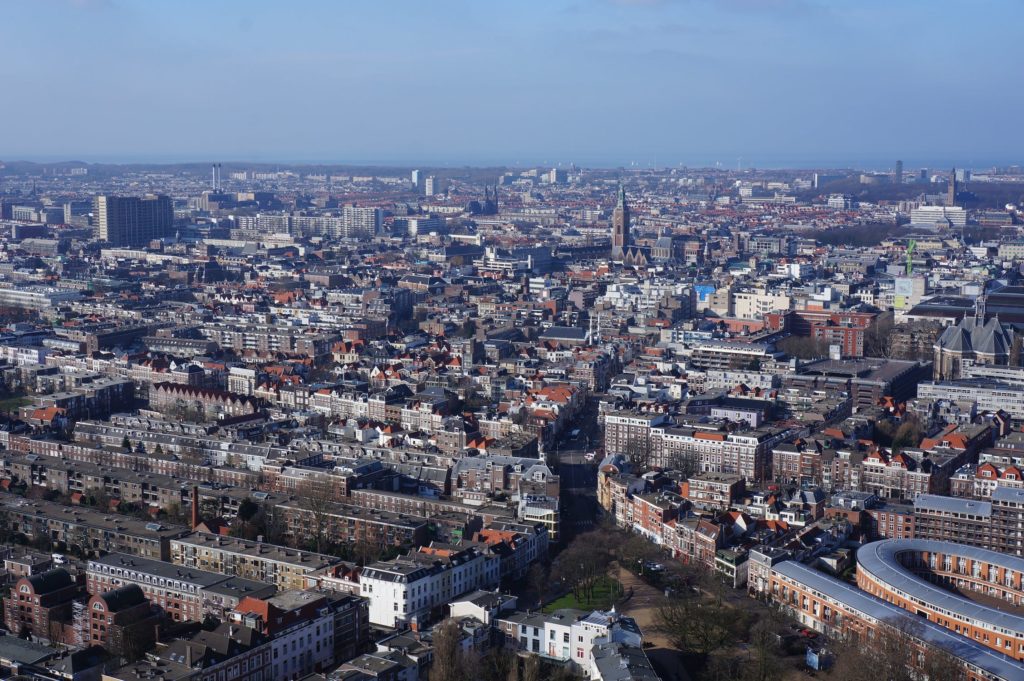 huizen in nederland overdag van bovenaf